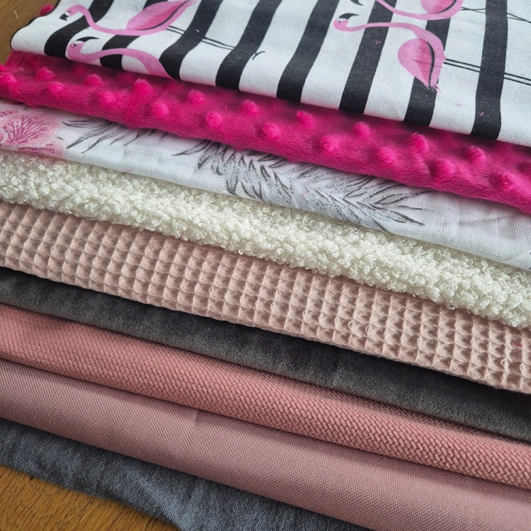 zestaw różnych tkanin - 20 kuponów o wymiarach 20x20cm każdy